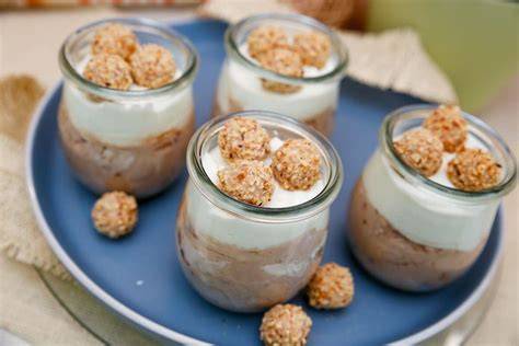 Dessert im Glas mit Quark und Schokosauce