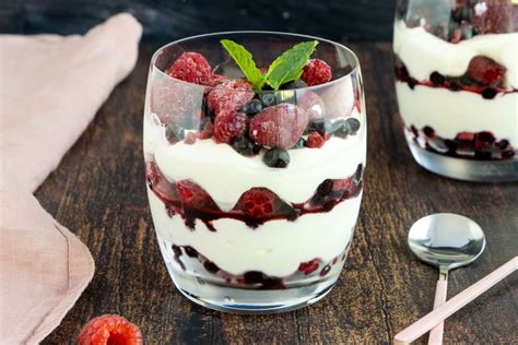 Dessert im Glas mit Schichten aus Mascarponecreme und Früchten - Schritt-für-Schritt