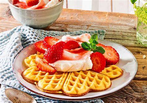 Dessert-Idee mit Fruchtbar Erdbeer-Waffeln, Joghurt und Früchten