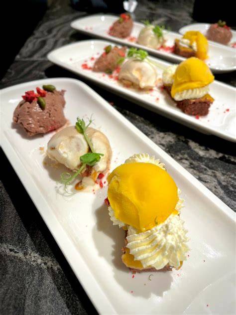 Dessert-Präsentation mit Mango-Sorbet