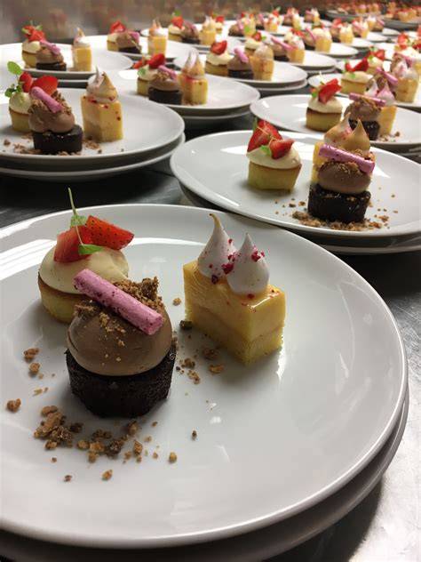 Dessert-Präsentation und Portionierung