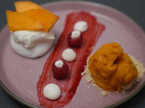 Dessert-Teller mit Mangosorbet und Schokolade