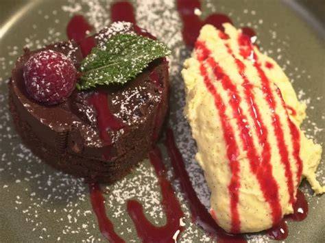 Dessert-Teller mit Schoko-Lebkuchen-Creme, Schokodekor und Himbeersoße