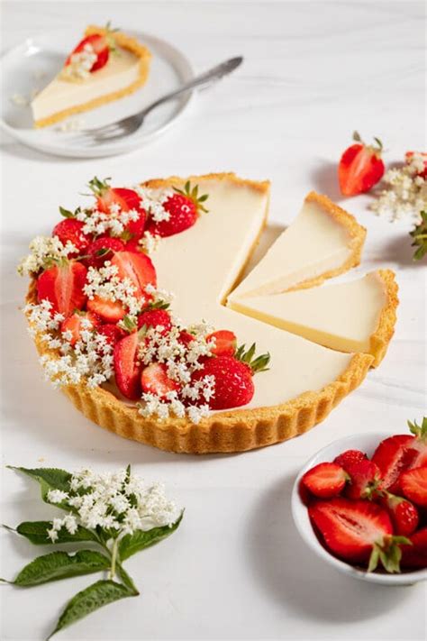 Dessert-Teller mit weißer Schokoladen-Pistazien-Creme und marinierten Erdbeeren
