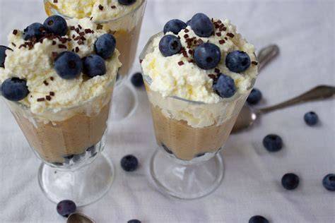 Dessert-Variationen mit Heidelbeeren und Sahne als Zutaten