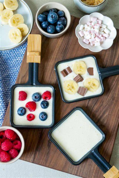 Dessert-Wok: karamellisierte Früchte in Pfännchen mit diversen Toppings