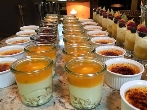 Dessertbuffet mit verschiedenen Pfirsich-Schichtgläsern