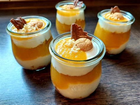 Dessertgläser geschichtet mit Limoncello-Creme, Pfirsich und Amarettini