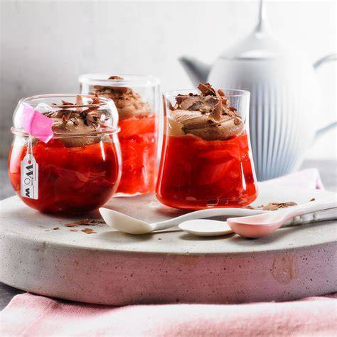 Dessertgläser mit Erdbeeren und Rhabarber