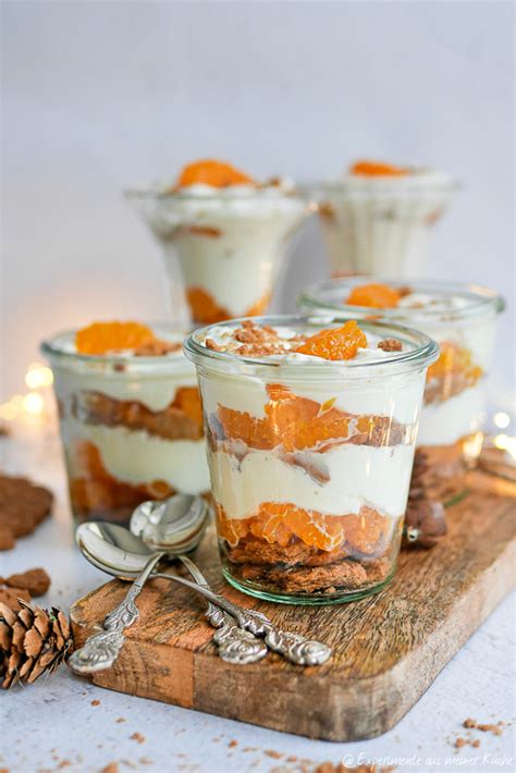 Dessertgläser mit Schichten aus Spekulatius, Creme und Mandarinen
