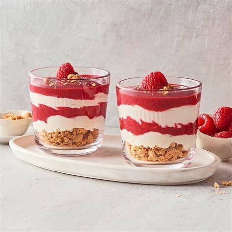 Dessertgläser mit Schoko-Minz-Creme, garniert mit Minzblatt