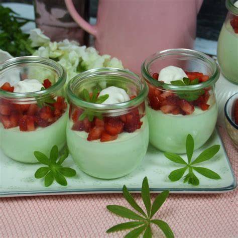 Dessertgläser mit Waldmeister-Creme und Erdbeeren