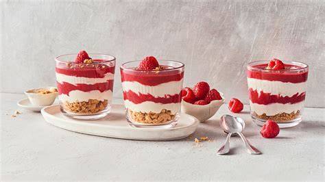 Dessertgläser mit weißer Schokoladen-Eierlikör-Creme und Himbeere