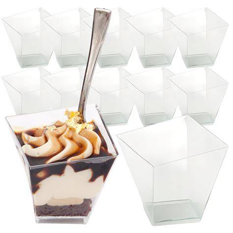 Dessertgläser und Küchenutensilien