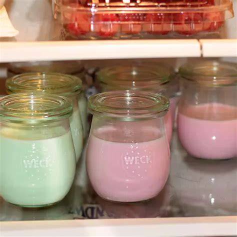 Dessertgläser vorbereitet im Kühlschrank