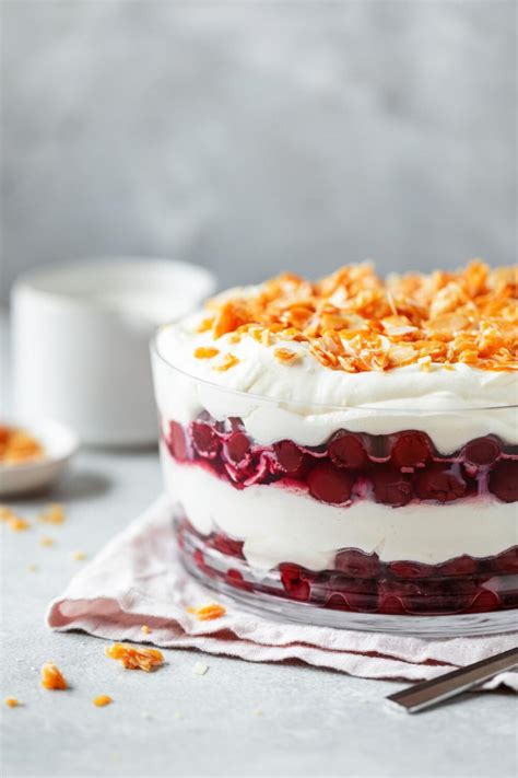 Dessertglas mit Schichten aus Giotto-Creme und Kirschen