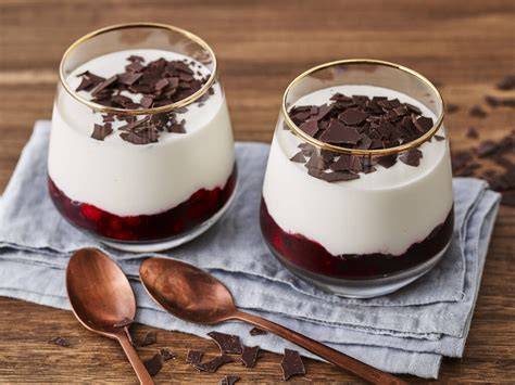 Dessertglas mit Schneewittchen Dessert und Schokoraspeln