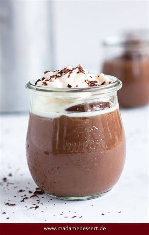 Dessertglas mit Schokoladenpudding und Birne