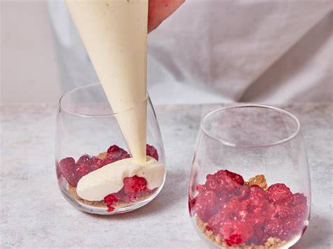 Dessertglas mit Spekulatius-Schicht, cremiger Quark-Creme und Himbeeren