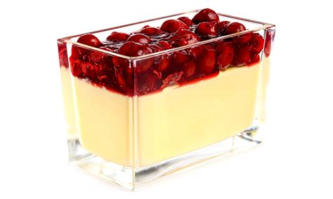 Dessertglas mit Vanillepudding, Kirschen und Mandelkrokant