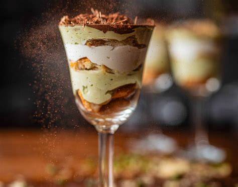 Dessertglas mit den typischen Dubai-Schichten