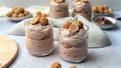 Dessertglas mit geschichteter Giotto-Mascarpone-Creme und knusprigen Giotto-Kugeln