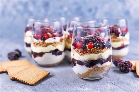 Dessertglas mit geschichteter Mascarpone-Sahne-Creme und Beeren