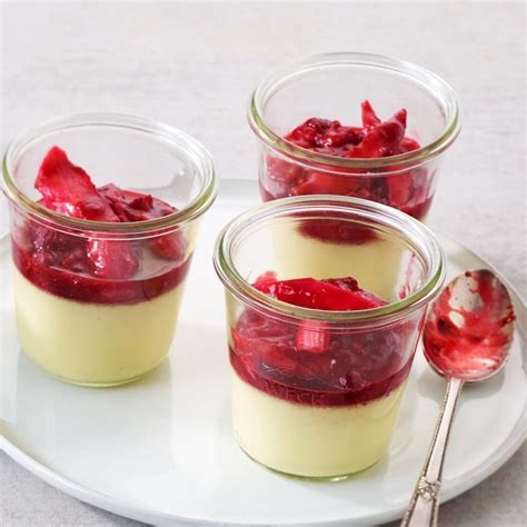 Dessertglas mit geschichteter Vanillecreme und Rhabarberkompott, garniert mit Erdbeeren