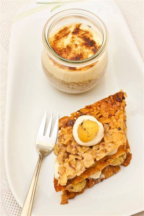 Dessertkompositionen aus Ludwigs Patisserie (z.B. Quitte, Vanille, Haselnuss, Yuzu)