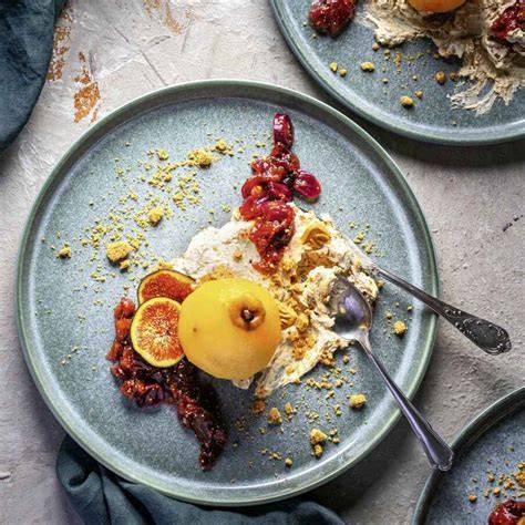 Dessertplatte mit verschiedenen Portionen - Mousse, Eis, Kompott
