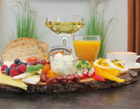 Dessertplatte mit verschiedenen Spirituosen-Desserts dekorativ angerichtet