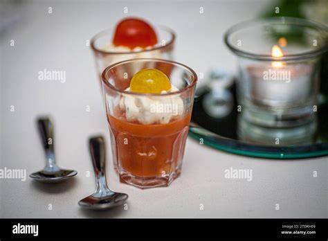 Dessertportionen in klaren Bechern mit Löffeln