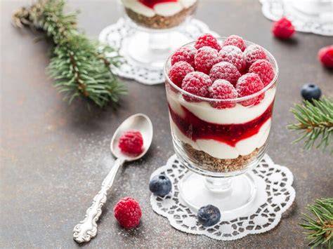 Desserts im Glas: Schichtdessert mit Beeren