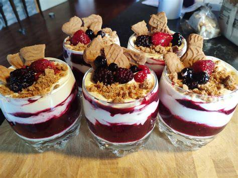 Desserts im Glas: Schichtdessert mit Mascarpone, Früchten und Keksen