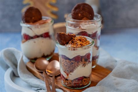Desserts im Glas - verschiedene geschichtete Gläser