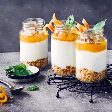 Desserts im Glas mit Schichten und Früchten
