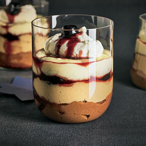 Desserts mit Karamell Vanille Garnitur