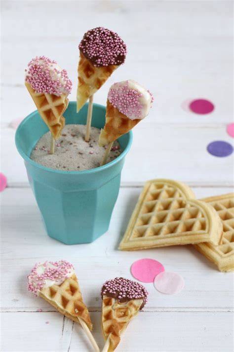 Desserts mit Saucen: Eis, Waffeln, Kuchen