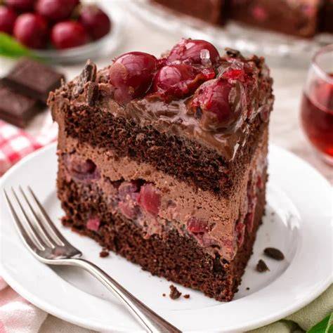 Dessertteller mit Glühweineis, Kirschen und Schokospänen