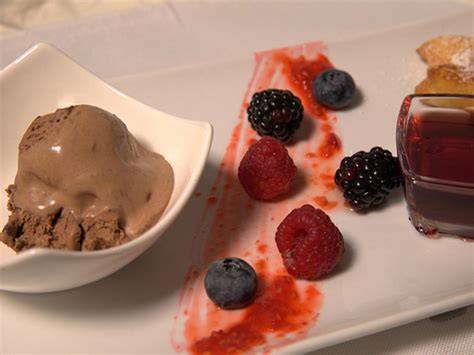 Dessertteller mit weißem Schokoladeneis, Brownie und Beeren
