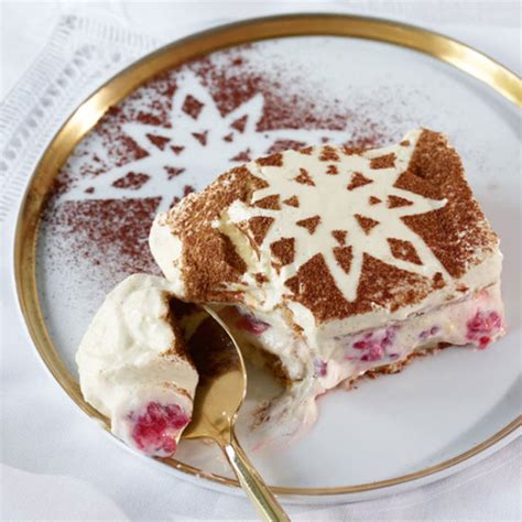Detail: Auftragen des Kiwi-Spiegels mit Löffel auf gekühlter Torte