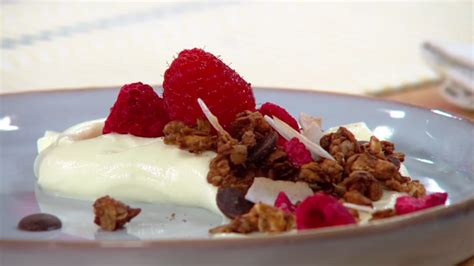 Detail: Erdbeer-Wirbel auf Joghurtcreme