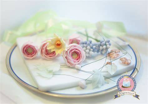 Detail: Fondant-Rüschen und Zuckerblüten