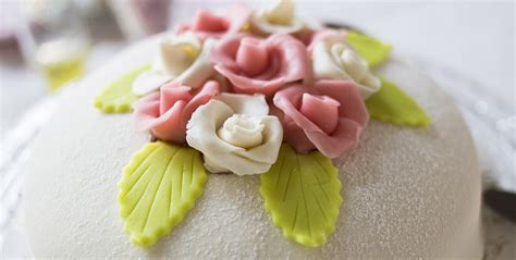 Detail: Fondant-Rosen und Blüten vorbereiten