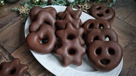 Detail: Royal Icing Spritztechnik auf Stern- und Herz-Lebkuchen