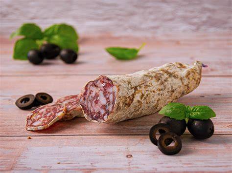 Detail: Salami- und Käserosen, Basilikum, essbare Blüten auf Wursttorte