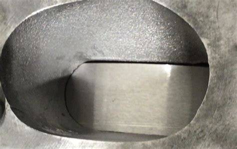 Detail: Spalt zwischen Gehäuse und Kühlbehälter