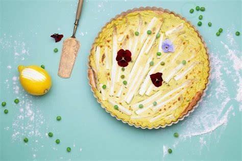 Detail: Tarte mit Sahnetuffs, Blüten und Goldstaub dekoriert