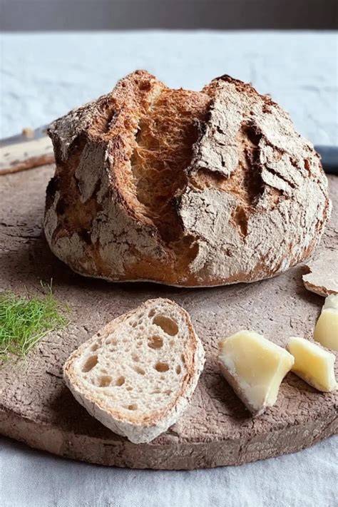 Detail: Texturvergleich knusprige Kruste und weicher Kern einer Waffel