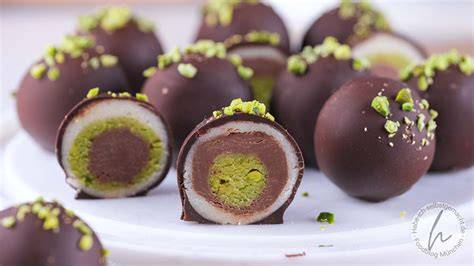 Detail: Trüffel-Pralinen mit Orangenzesten und Pistazien